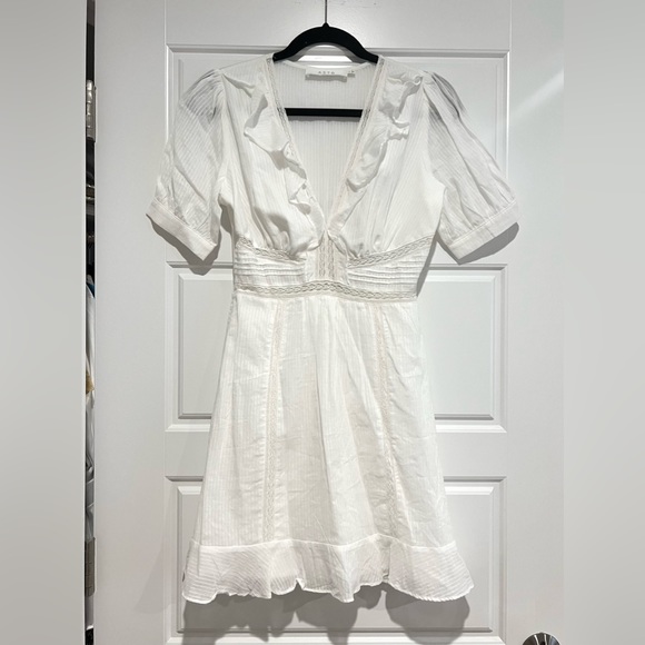 Astr The Label Size S Short Sleeve Mini Dress with Ruffle Trim & V-Neckline NWOT - Picture 4 of 10